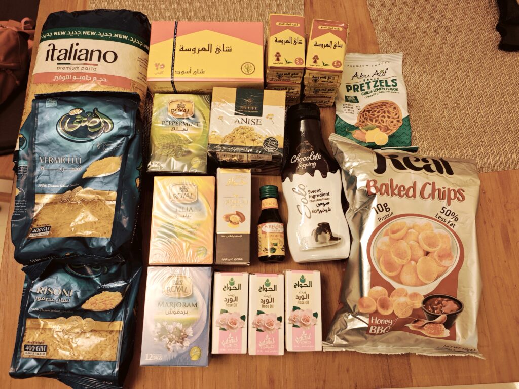 エジプト土産の食材。紅茶やオイルが軽いしやすい。