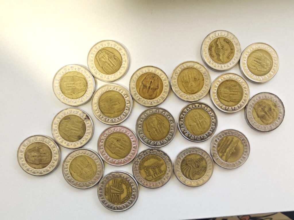 エジプトの1ポンド。ツタンカーメンのデザインが主に流通している。