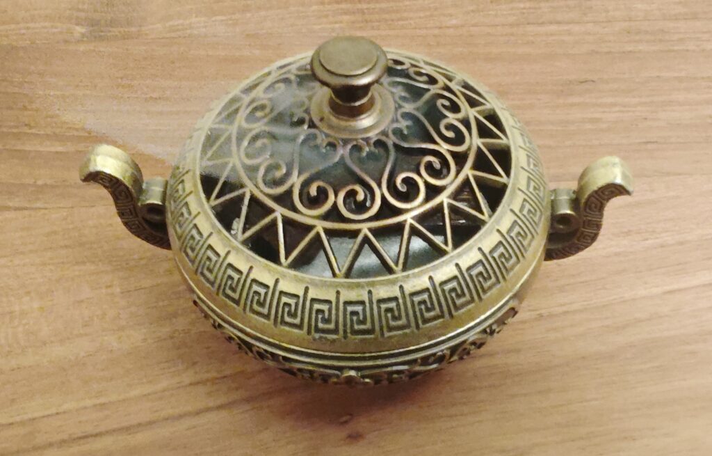 UAEやドバイでよく使われる、バフール(Bakhoor)の使い方や選び方を解説