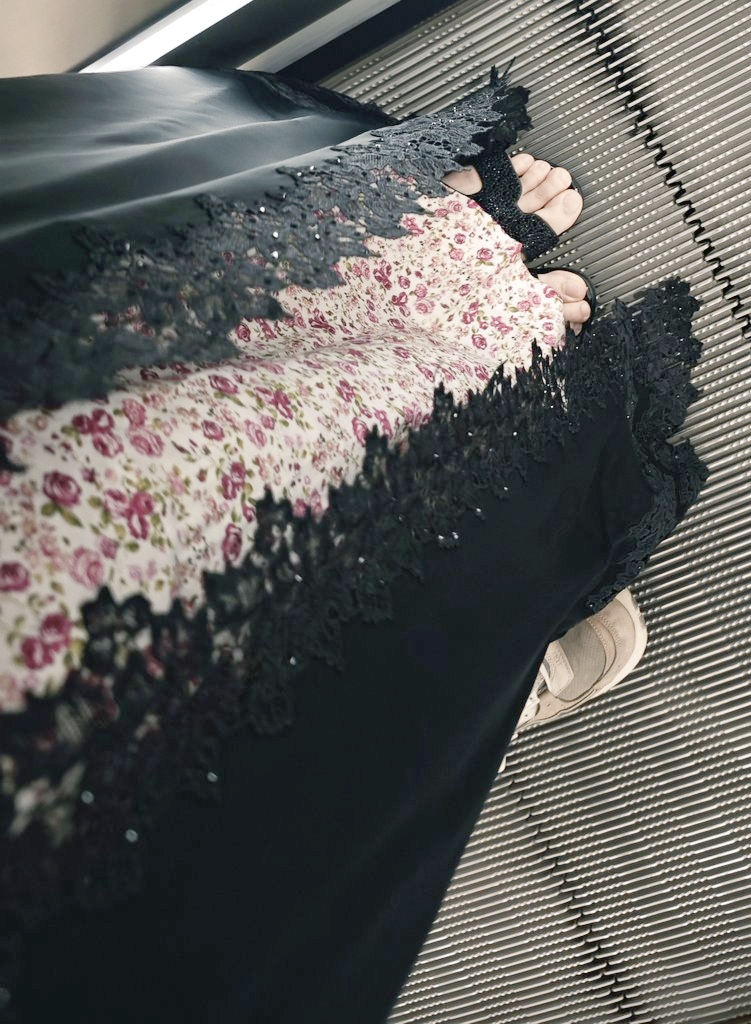 モスクに入るのに、サンダルに素足で足が見えていても問題ありません。