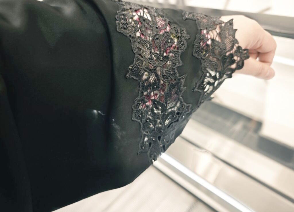 モスクには中の服が見えるレースの透けているデザインで入場で着ました。