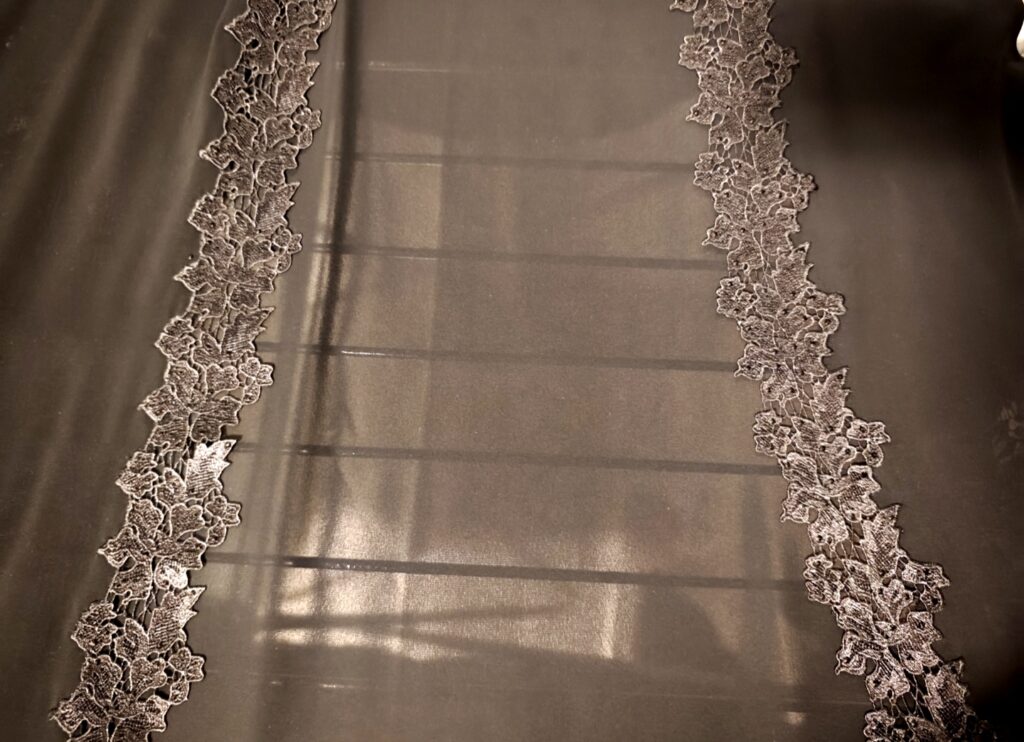 中が透けているアバヤ