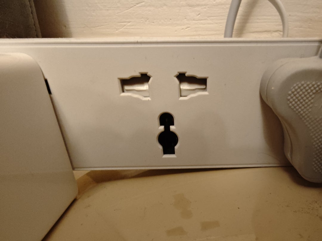 ドバイのコンセントは日本のコンセントも刺さる。変換プラグ不要。