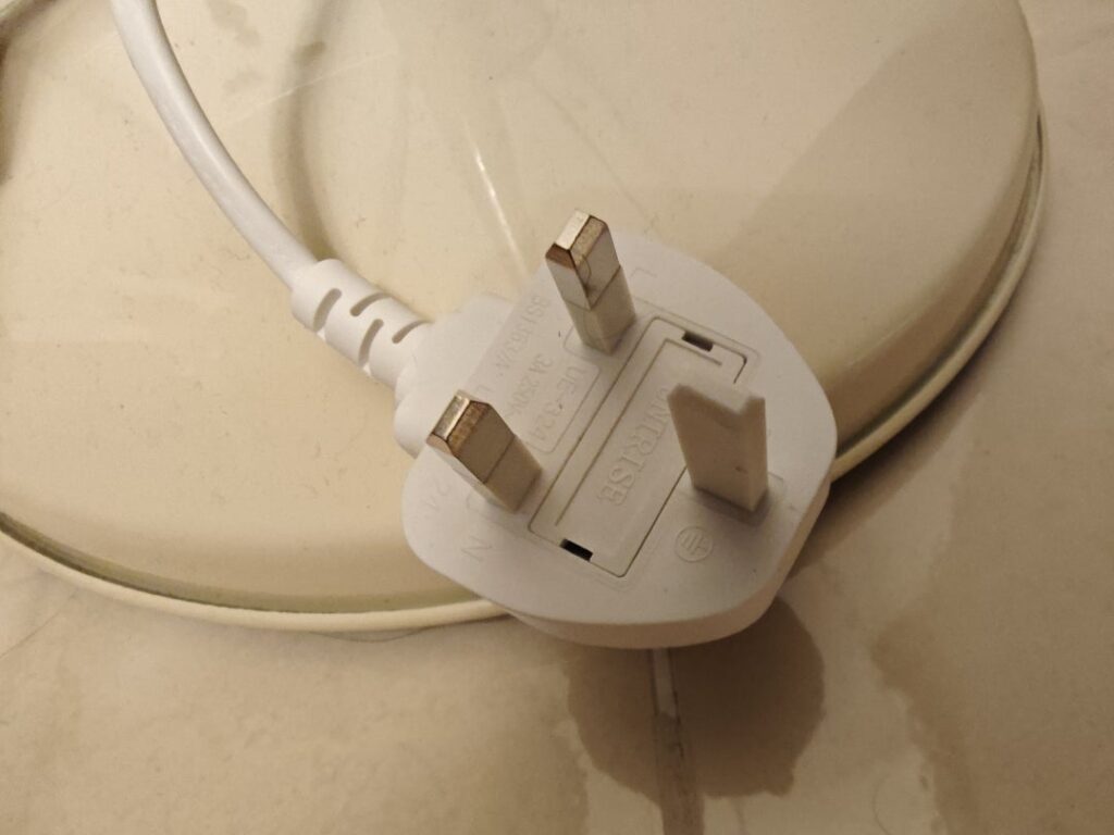 ドバイのコンセントの形状はこれ。変換プラグは必要?あれば便利。