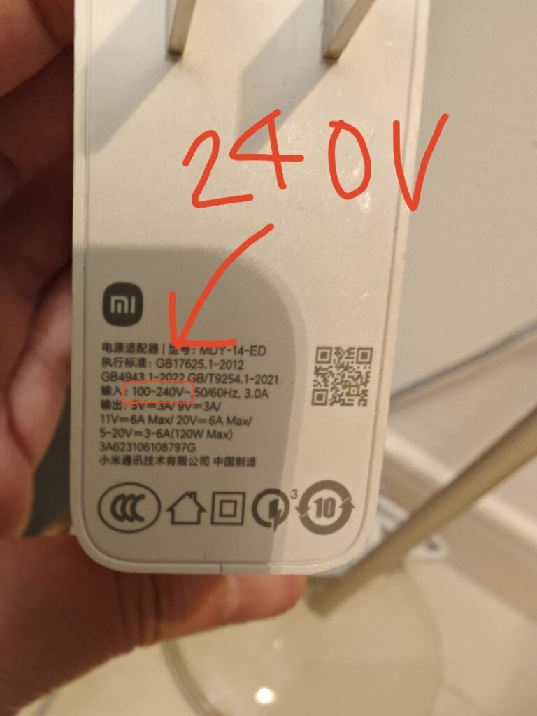 変圧器が必要かどうかの確認はここを見るとわかります。ドバイのコンセントプラグに刺さることもあります。