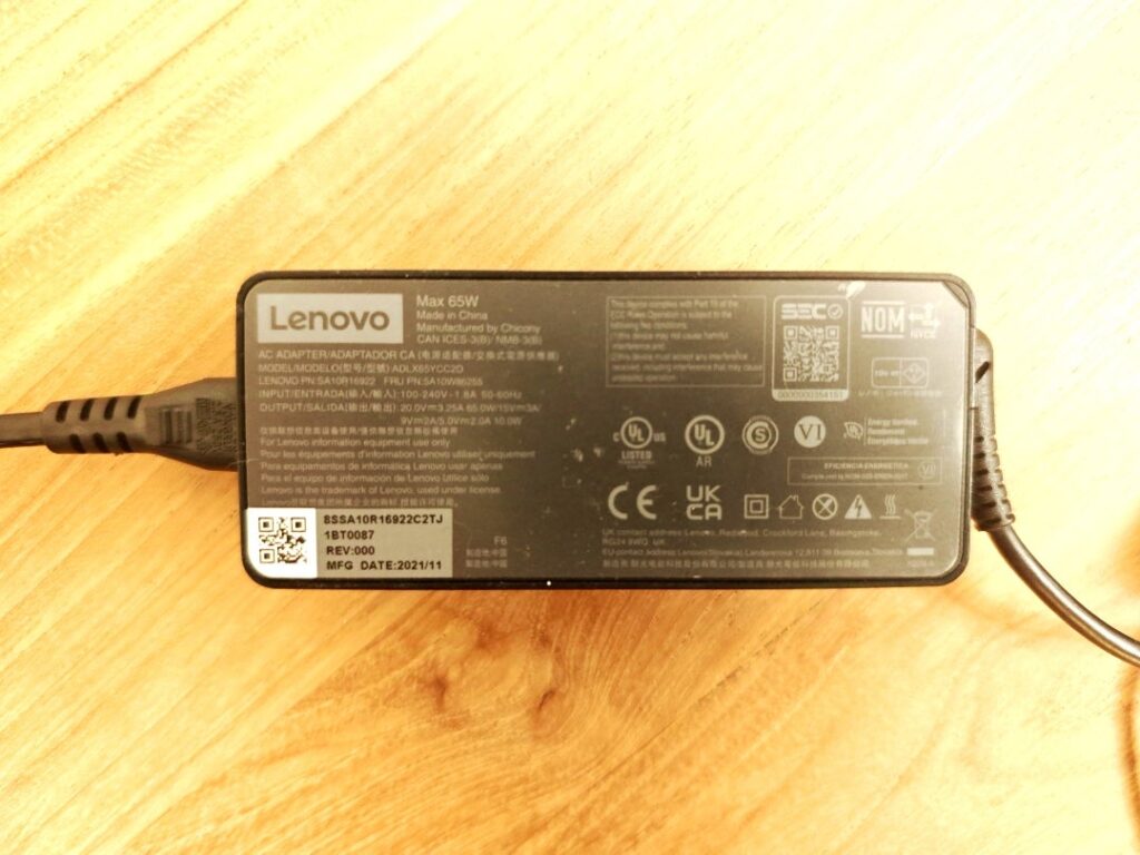 海外ではほとんどのノートパソコンのアダプターは変圧器なしで使えます。変換プラグだけ必要です。