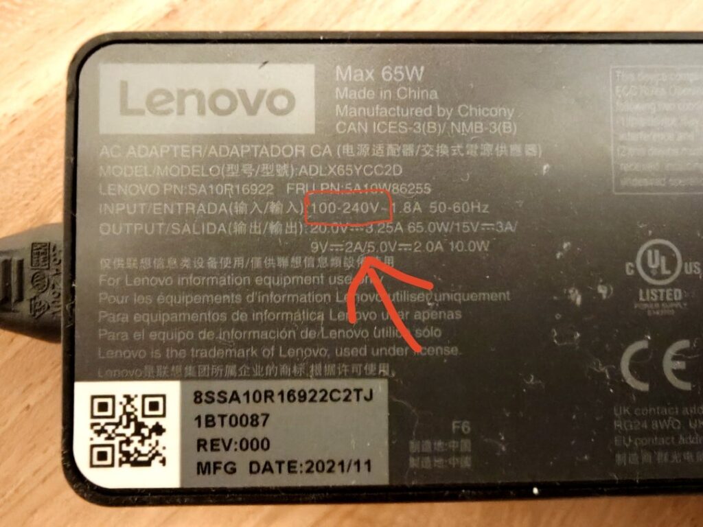 海外ではほとんどのノートパソコンのアダプターは変圧器なしで使えます。変換プラグだけ必要です。