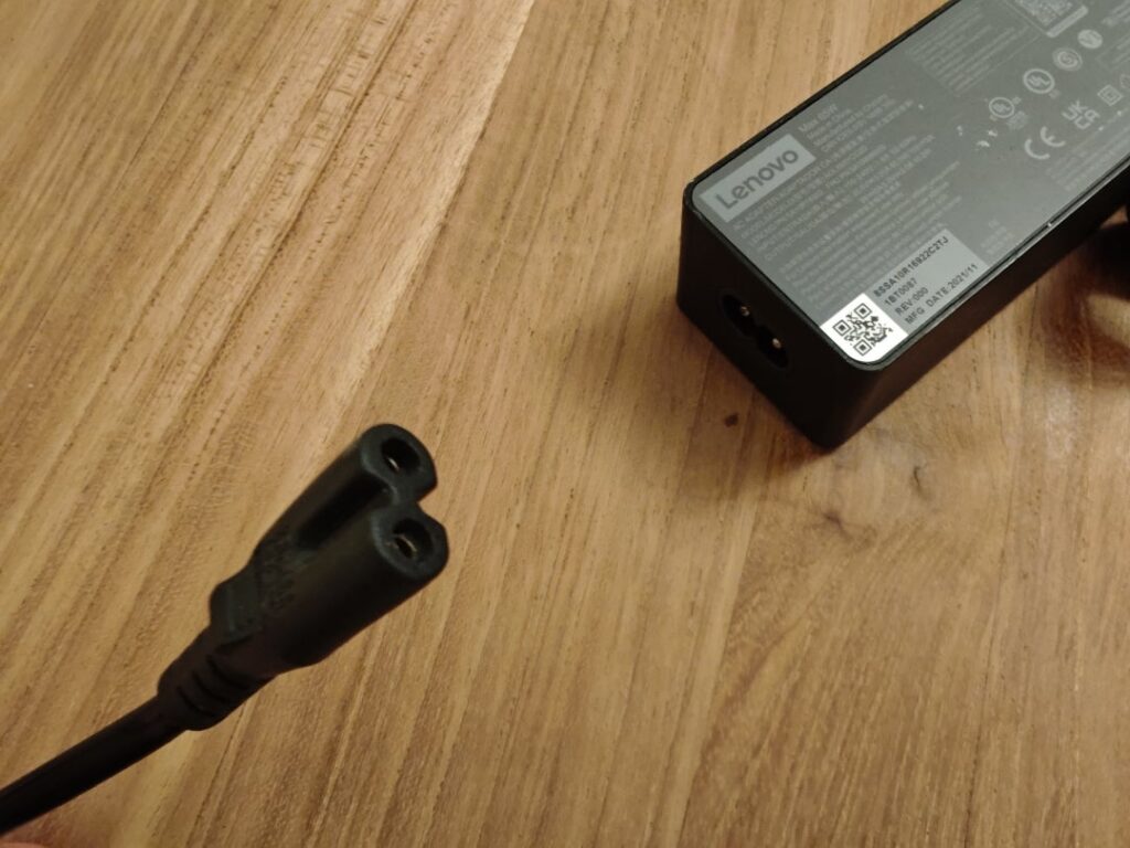 ノートパソコンの場合、海外でコンセントの先だけ買うことでも対応できます。