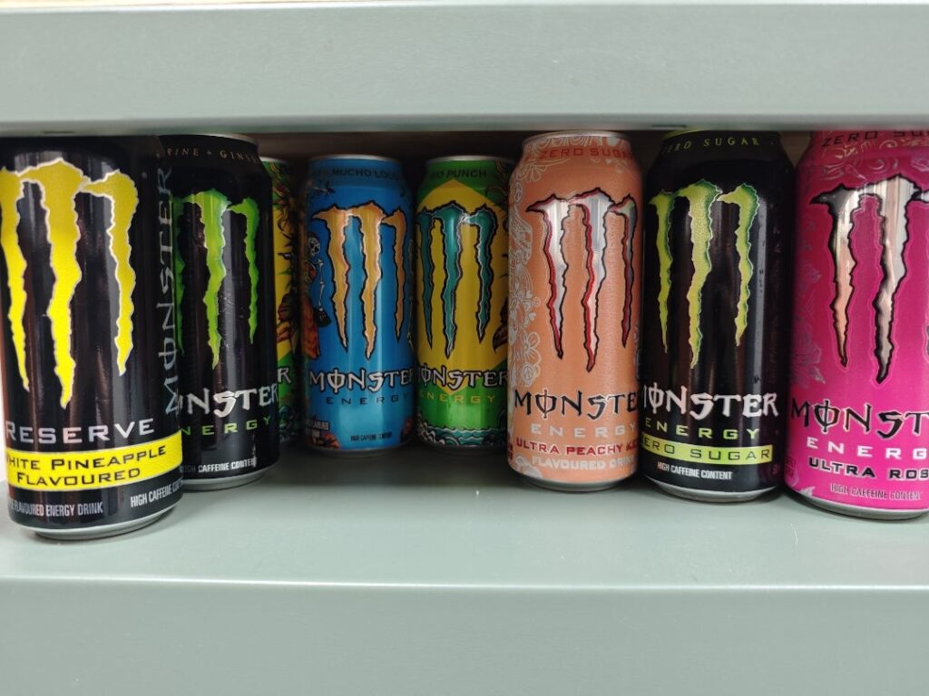 UAEはエナジードリンクが安い。（最近は砂糖入りのものに税がかかるようになったので前よりは高くなりました）